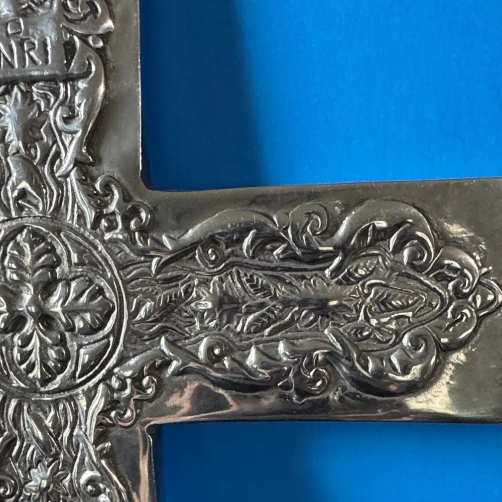 Elegant metal Silver Wall Cross (heavy)
